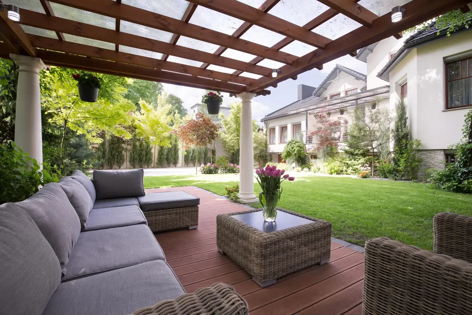 pergola-ideas-large-residential-home-with-a-backyard-pergola-area